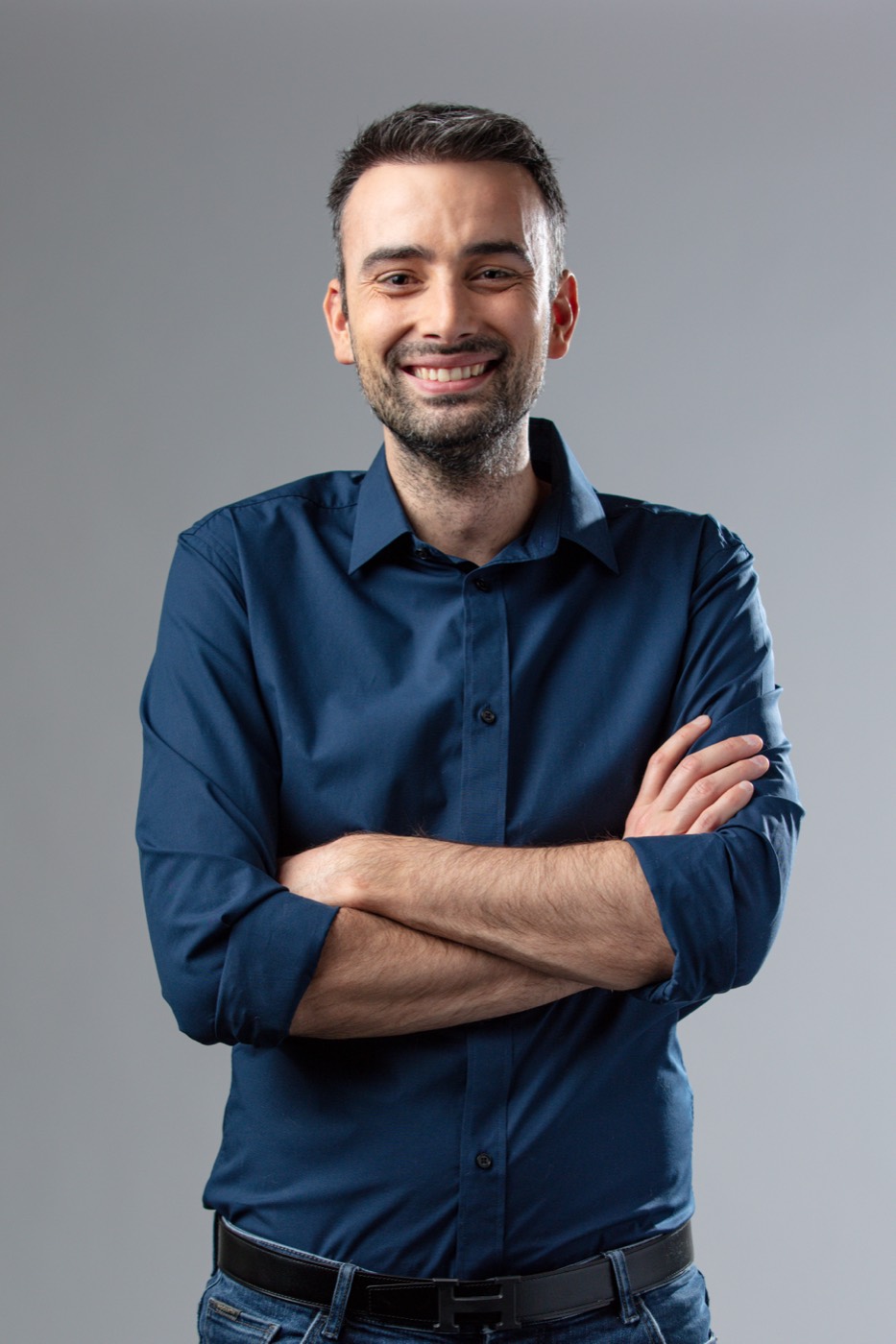 Jonas Schneiter, bras croisés, l'air faussement sérieux